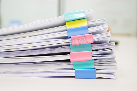文件文件夹和堆在桌上的业务报告纸质文件