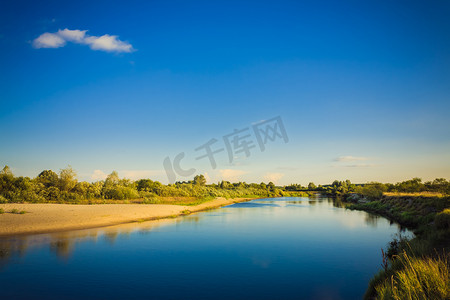 河流和森林的广阔全景