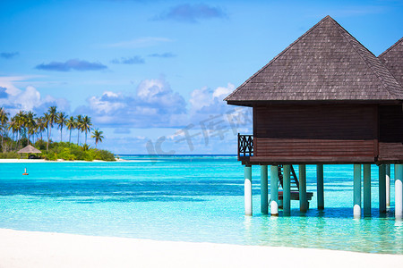 马尔代夫碧绿海水的水上小屋