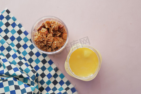 酸奶和格兰诺拉麦片 Musli 放在带桌布的碗里