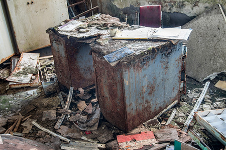 破旧工厂摄影照片_前矿井中的废弃办公室