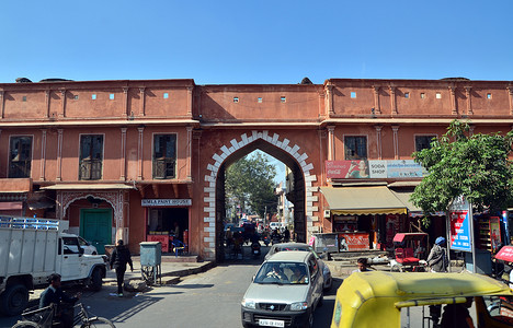 礼仪之邦摄影照片_印度斋浦尔 — 2014 年 12 月 29 日：粉红之城斋浦尔街上的印度人