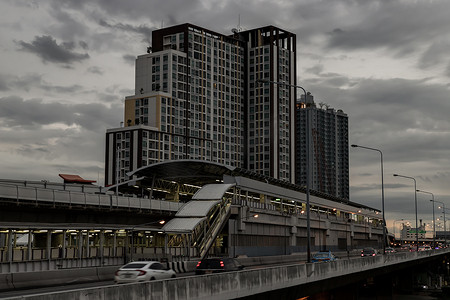 BTS Skytrain 位于 Talat Phlu 站，BTS Skytrain 是曼谷的公共交通系统，有助于促进和加快旅程。