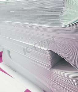 一堆白纸，准备在印刷厂装订的书芯