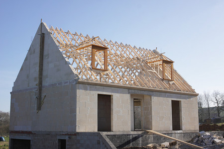 建设中的房子与木屋顶结构