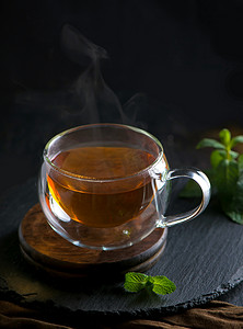 茶道背景摄影照片_茶的概念，木背景中茶壶，茶道，透明杯中的绿茶