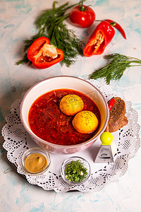 罗宋汤摄影照片_餐厅里的罗宋汤配 pampushki 和大蒜