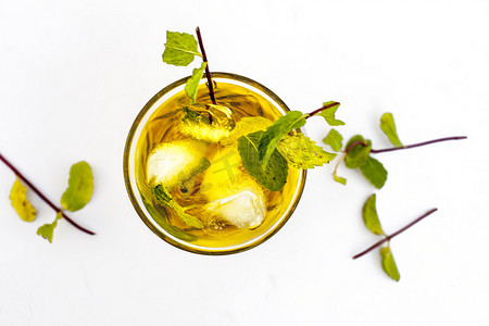 流行的印度和亚洲夏季饮品，白色隔离在透明玻璃杯中，即 Jack Julep 加柠檬和薄荷叶。