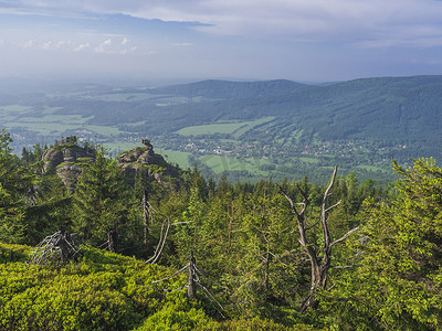 Jizera Mountains (jizerske hory) 全景，从 Frydlantske cimburi 山看，Friedlander Zinne 拥有郁郁葱葱的绿色云杉森林和蓝天，白云背景，春天