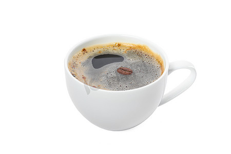 一杯咖啡，咖啡豆在白色背景下被隔离，特写。