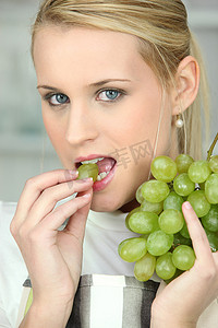 吃白葡萄的女人