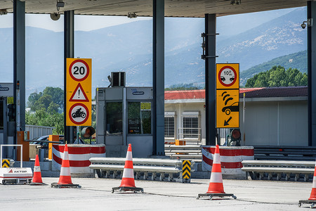 收费员年终总结摄影照片_Moustheni，希腊 设有收费亭的高速公路收费站。