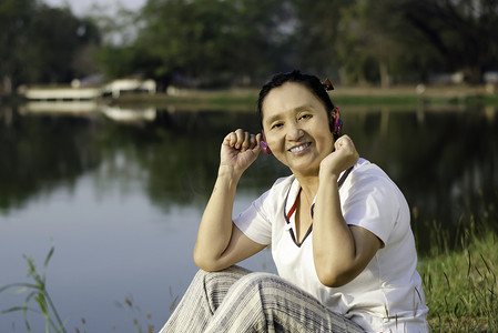 美丽的亚洲女人听音乐