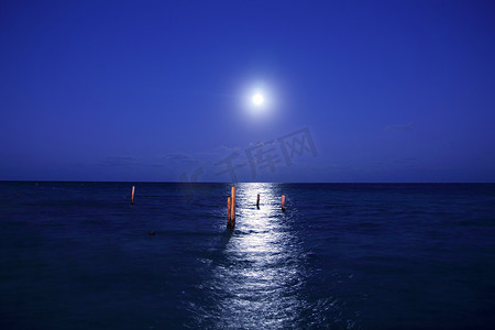 月亮倒影摄影照片_加勒比月亮夜海倒影景区