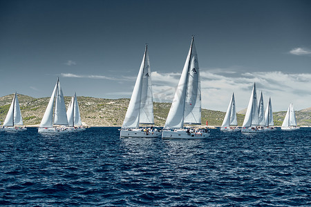 克罗地亚，地中海，2019 年 9 月 18 日：帆船队关闭船，帆船参加帆船赛，团队工作，拉到绳子、方向盘、彩色大三角帆
