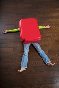 旅行者被红色手提箱压死