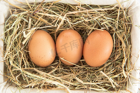 篮子里的三个鸡蛋