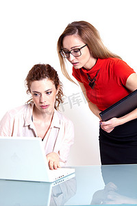 两个女商人正在讨论工作中的一个问题