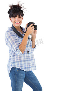 好的看的背景摄影照片_快乐的年轻女人用相机拍照