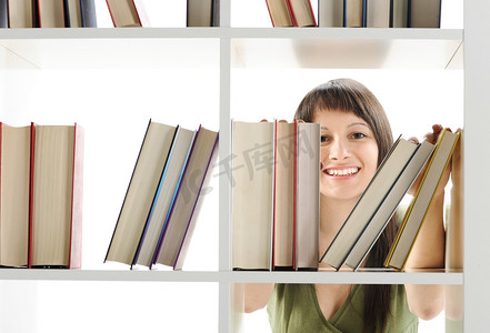 在图书馆找书的年轻女人