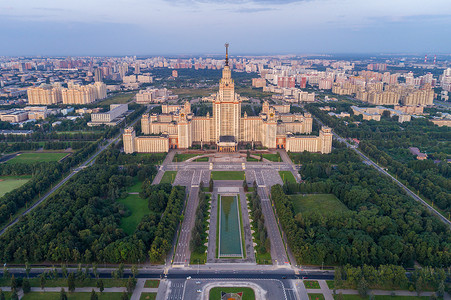 莫斯科国立大学主校区和绿色公园。
