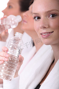 女性运动后喝水