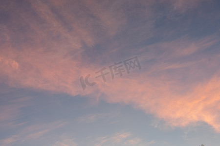 日落时华丽的粉红色和蓝色天空用于天空替换