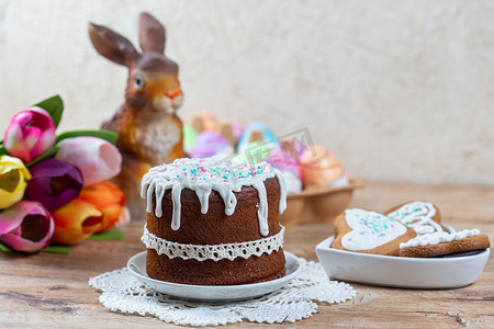 复活节静物画，有蛋糕、自制饼干、兔子装饰雕像