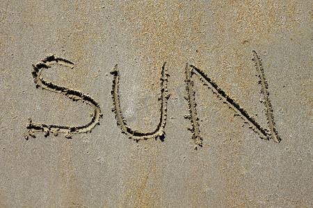 沙滩湿夏日沙滩上的文字太阳拼写