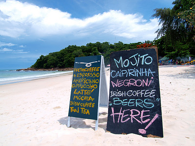 海滩上的黑板咖啡菜单