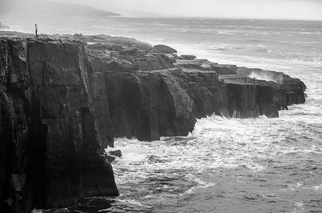 爱尔兰海浪冲击的爱尔兰悬崖黑白海景