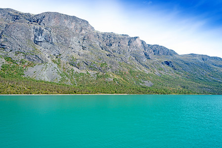 Gjende 是 Jotunheimen 山脉的一个湖泊，从渡轮处可以看到