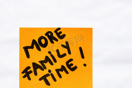 更多的家庭时间手写文本关闭隔离在带有复制空间的橙色纸上。