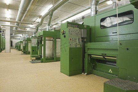 纺纱厂成排的机器视图