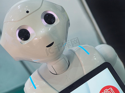 系统提升摄影照片_SoftBank Robotics 的 Pepper 是首个提升客户体验的人形助手 意大利都灵 2020 年 2 月 12 日