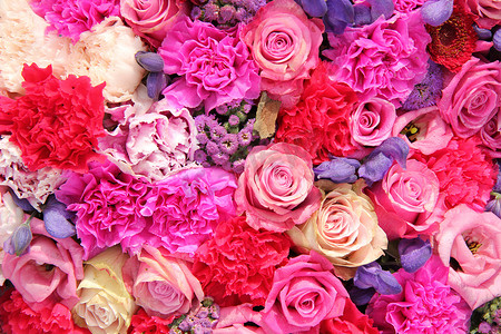 不同深浅的粉色和紫色的新娘装饰品