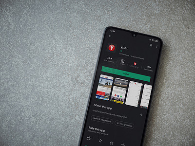 手机app页面摄影照片_ynet 应用程序在黑色移动 smartp 的显示屏上播放商店页面