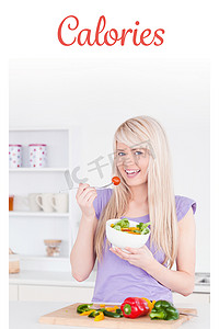 金发微笑的女人吃沙拉的卡路里