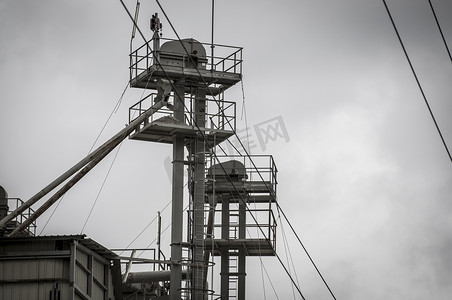 炼油装置摄影照片_炼油塔、管道和塔，重工业概览