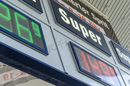 价格显示一个加油站，Super Plus 和 E 10