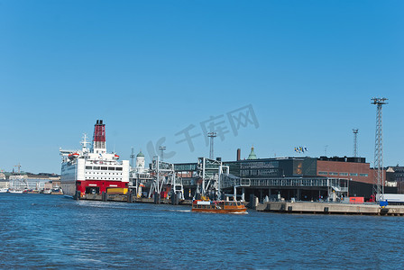 港口拖车摄影照片_一艘船在港口。