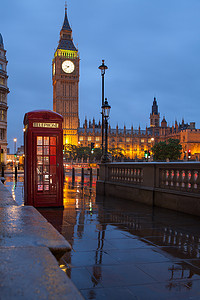 伦敦标志：电话亭、黄昏中的时钟大本钟
