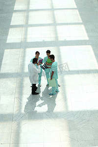 员工关怀摄影照片_走廊的医院工作人员，顶视图