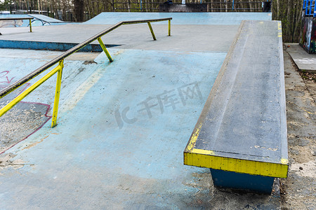 一个带铁坡道的坡道，用于在滑板公园跳跃
