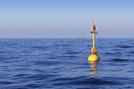 漂浮的黄色灯塔蓝色大海海洋