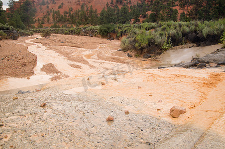 泥水摄影照片_犹他州沙漠山洪暴发的泥水