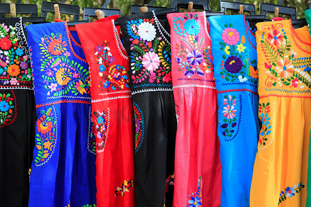 刺绣服装摄影照片_玛雅女人服饰刺绣尤卡坦墨西哥