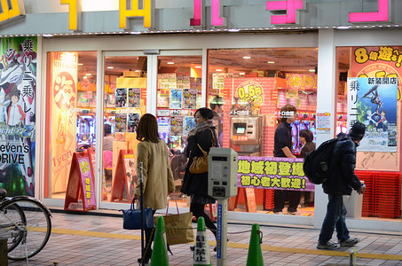 日本东京-2013 年 11 月 23 日：新宿的街头生活