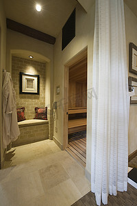 浴室衣服摄影照片_现代家庭带窗帘的桑拿浴室和蒸汽浴室的景观