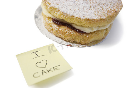 便签纸上印有“我爱蛋糕”标志的蛋糕片